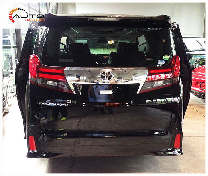 รถโตโยต้า Alphard ด้านท้าย